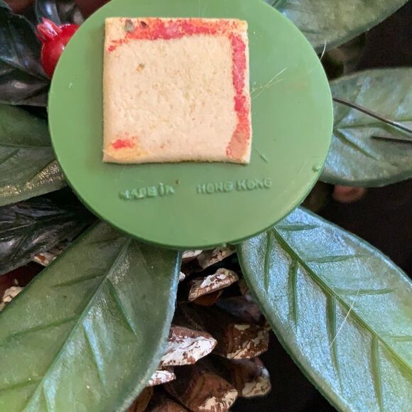 Vintage plastic Christmas corsage with pine cone & holly berries - Picture 5 of 6